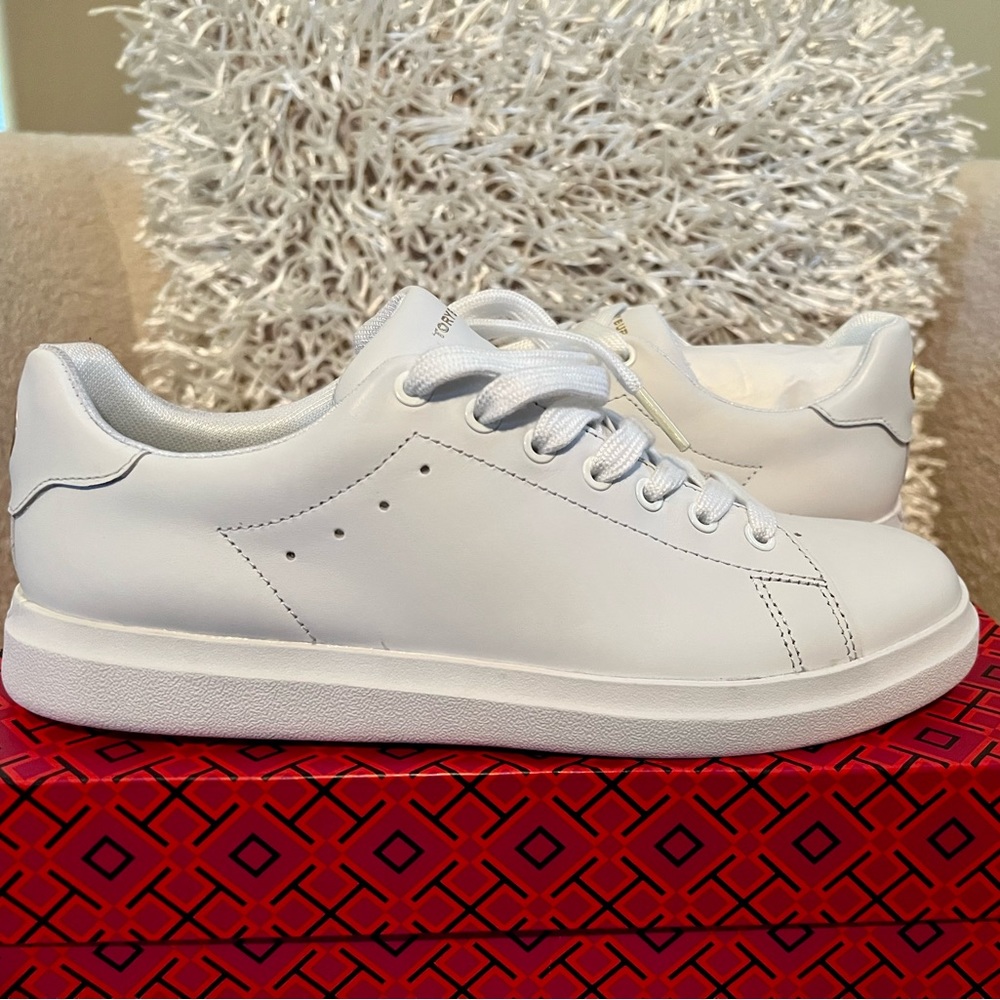 BRAND NEW NEVER WORN TORY BURCH HOWELL COURT. SIZE 7.5. GREAT CASUAL SNEAKER!